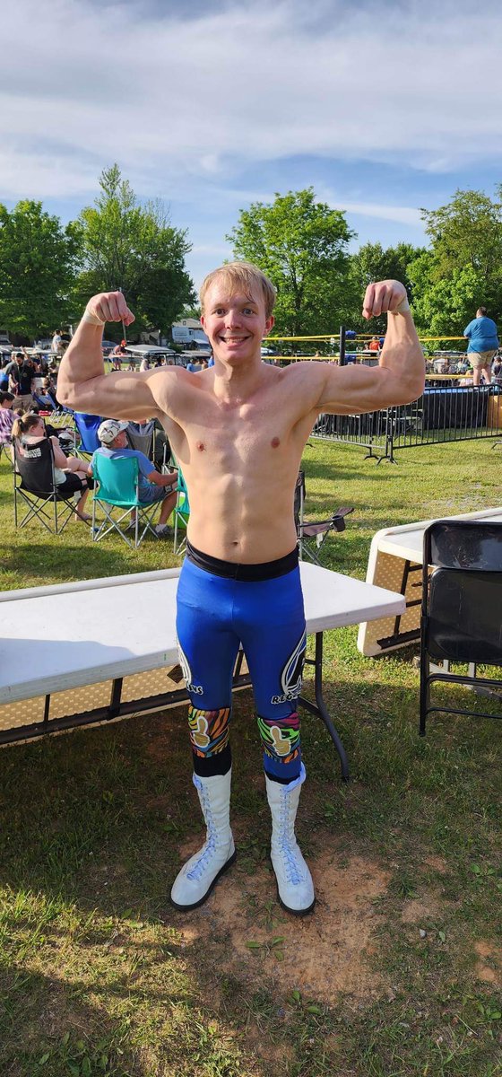 ReggieCollins19's tweet image. FRESH AFTER A #Victory over #RicardoRodriguez in #RiverbendWV!!! #ThumbsUp #KingOfStrongSmile #ReggieSetGo #ProWrestling #ManMythRegend #Reggielution