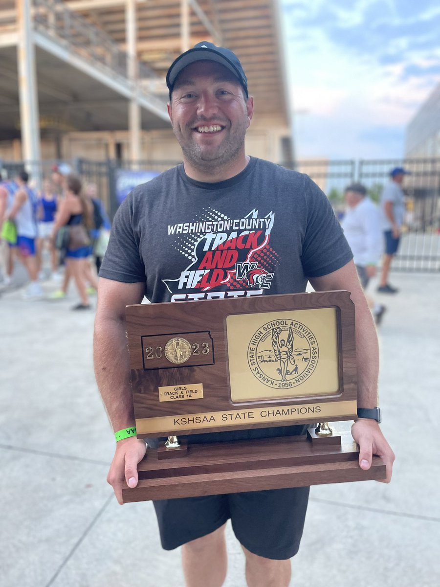 TryonTommy's tweet photo. Blessed is an understatement! 1st Girls State Championship in Track since 97 for Washington County! These girls are competitive, talented, and great people! What a great weekend! #feedthecats #betigerstrong #finishedit https://t.co/IIYBxrEi2d