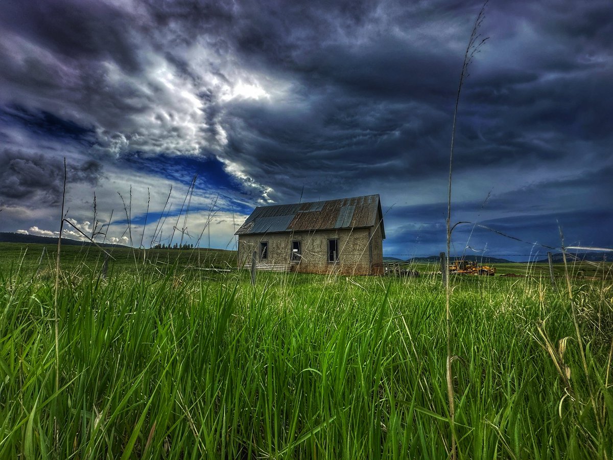 Storm clouds gather over an abandoned building in NE Wyoming this afternoon.

#wywx #abandonedbuilding #abando_queens #lost_places #photography #girlswhowander #getintotheoutthere #notallwhowanderarelost #stormclouds