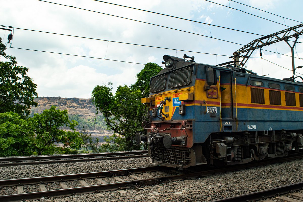 Pranit_Roxx's tweet photo. Beautiful Machine starts from #MonkeyHill cabin after a mandatory halt. #BhorGhat. 26th May 2023
.
#IndianRailways #wcam3 #wag7m https://t.co/LcSkEwf2Lg