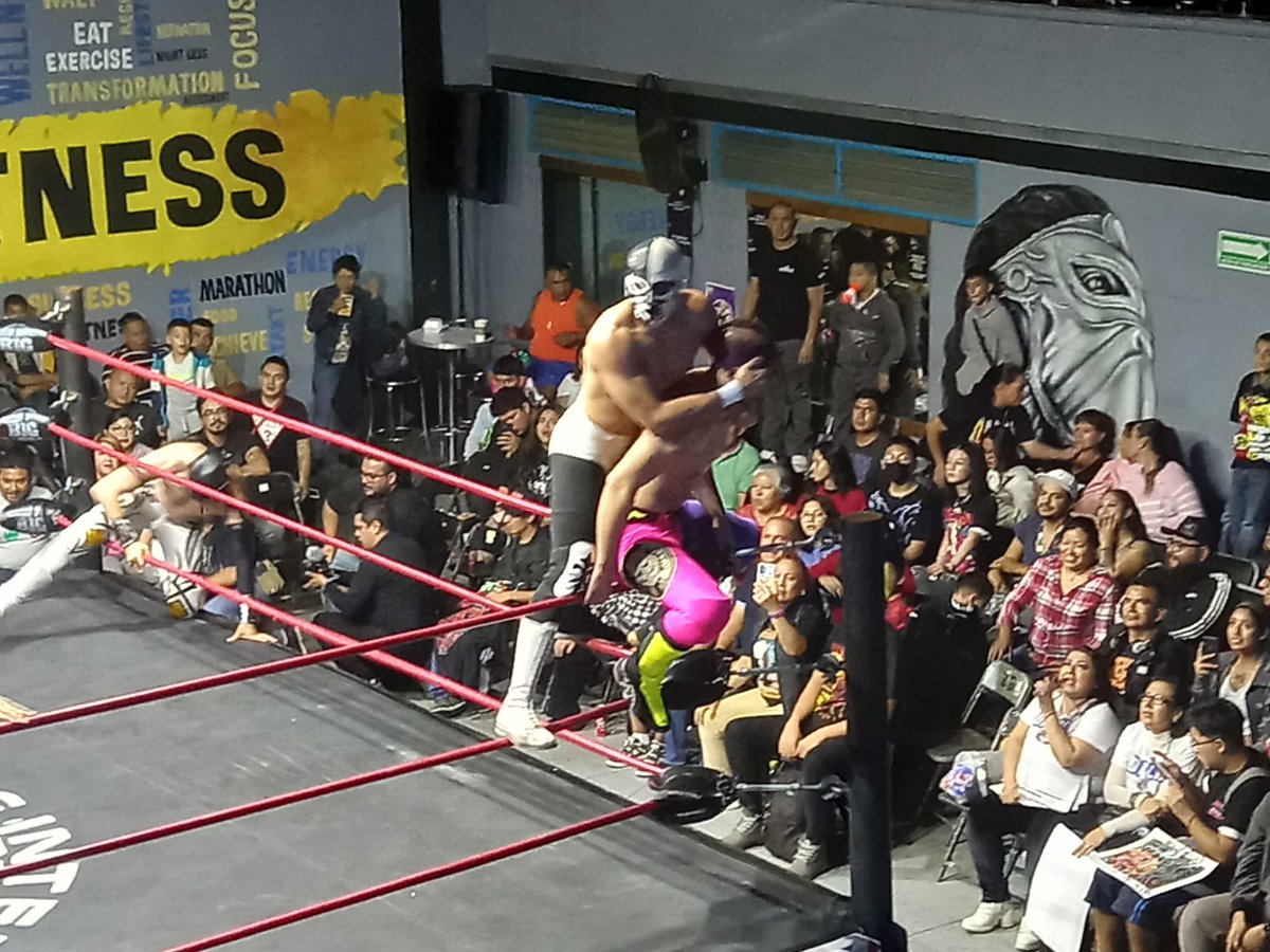 LaTijeraLucha's tweet photo. Triunfo rudo de #CobardeJr, #BrujoDeIztapalapa y #Forneo pudieron dar cuenta de #Skayde #Tirano y #Viajero en #BandidosGym por medio de un charolazo,los rudos logran batir al joven del espacio,al final hay retos entre el profesor #Skyde en contra de #Forneo para un duelo directo https://t.co/iDgFzmw3iX