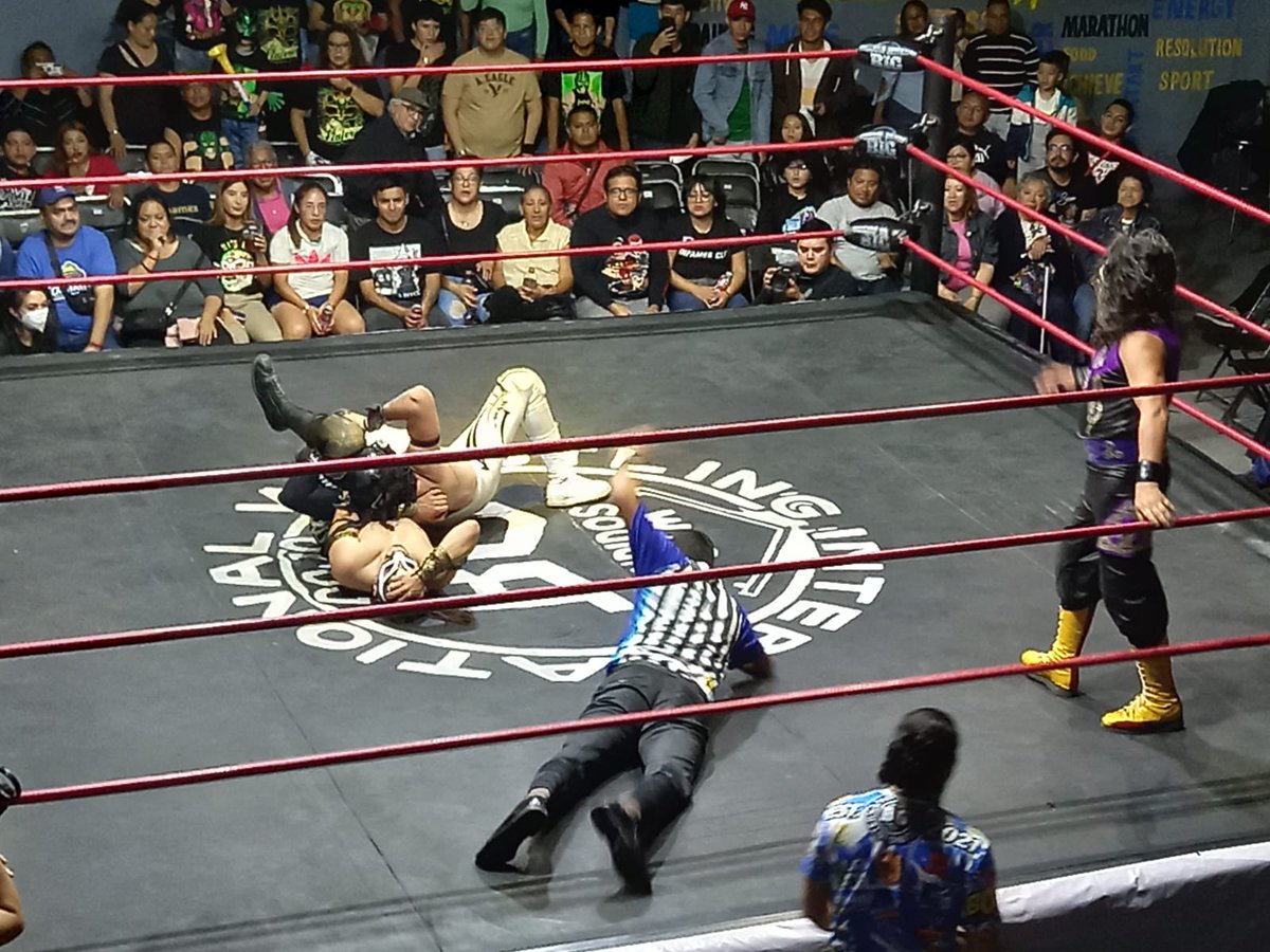 LaTijeraLucha's tweet photo. Triunfo rudo de #CobardeJr, #BrujoDeIztapalapa y #Forneo pudieron dar cuenta de #Skayde #Tirano y #Viajero en #BandidosGym por medio de un charolazo,los rudos logran batir al joven del espacio,al final hay retos entre el profesor #Skyde en contra de #Forneo para un duelo directo https://t.co/iDgFzmw3iX