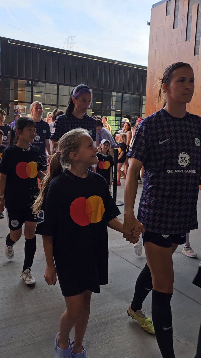 Not the result we wanted tonight, but walking out with your fav player- pretty sweet
#GoBigPurp #NextGameUp#RunWithUs
@Cars_Pickett16 @LouCityAcademy @RacingLouFC @NWSL