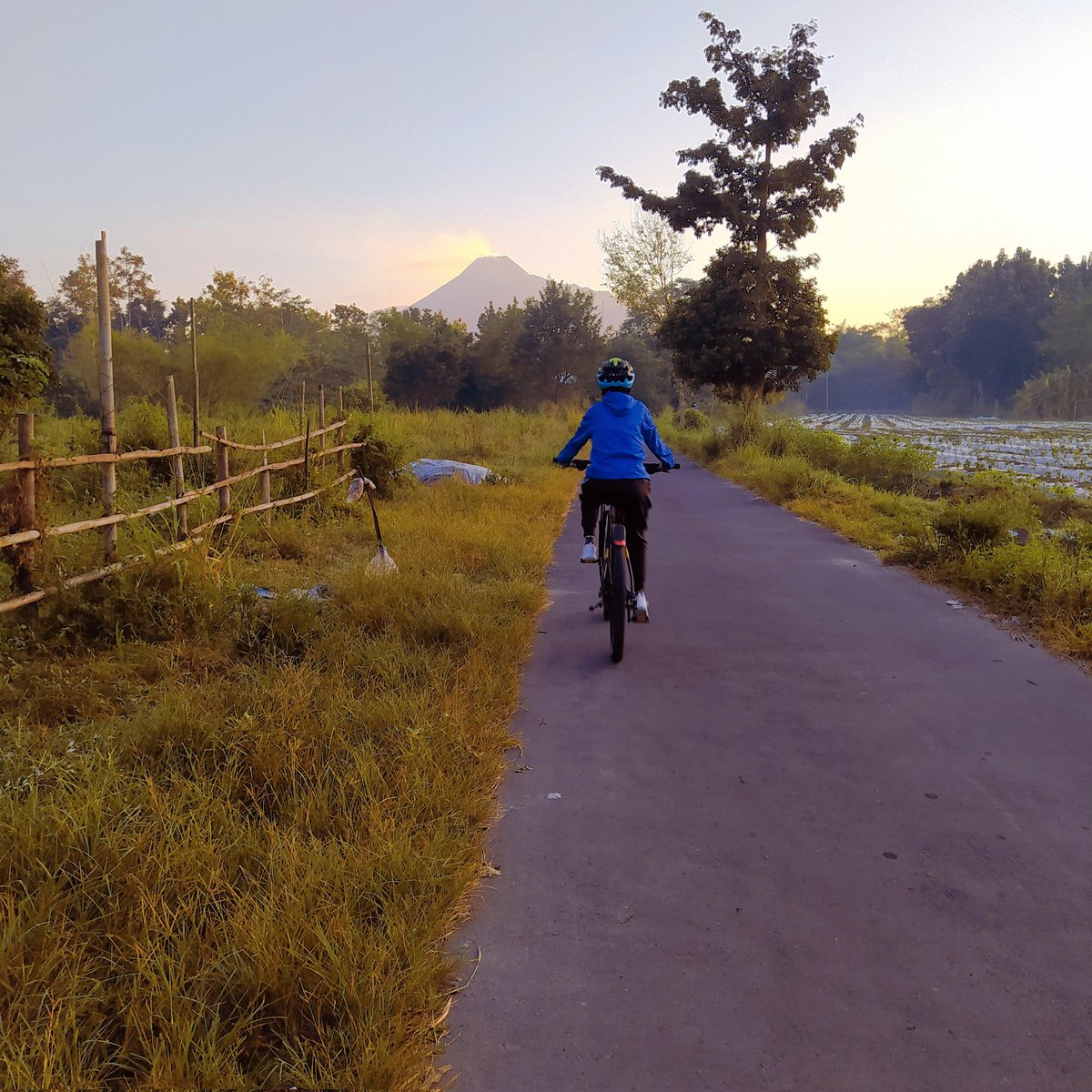To the North aka Ngalor. 
#merapi