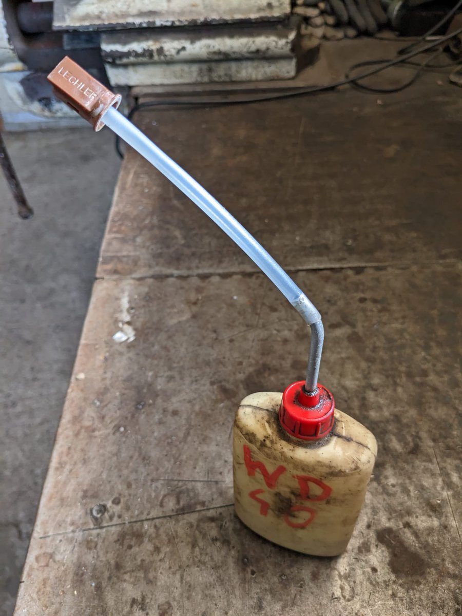 profiMagazin's tweet photo. #Eigenbau
"WD40 mit aufgesteckter Lechler 05 Spritzdüse, so kann ich perfekt dosieren und jeden verwinkelten Gegenstand schmieren 📷", schreibt Manfred Haiden zu dem Bild per Nachricht. https://t.co/I8LWz7pNht