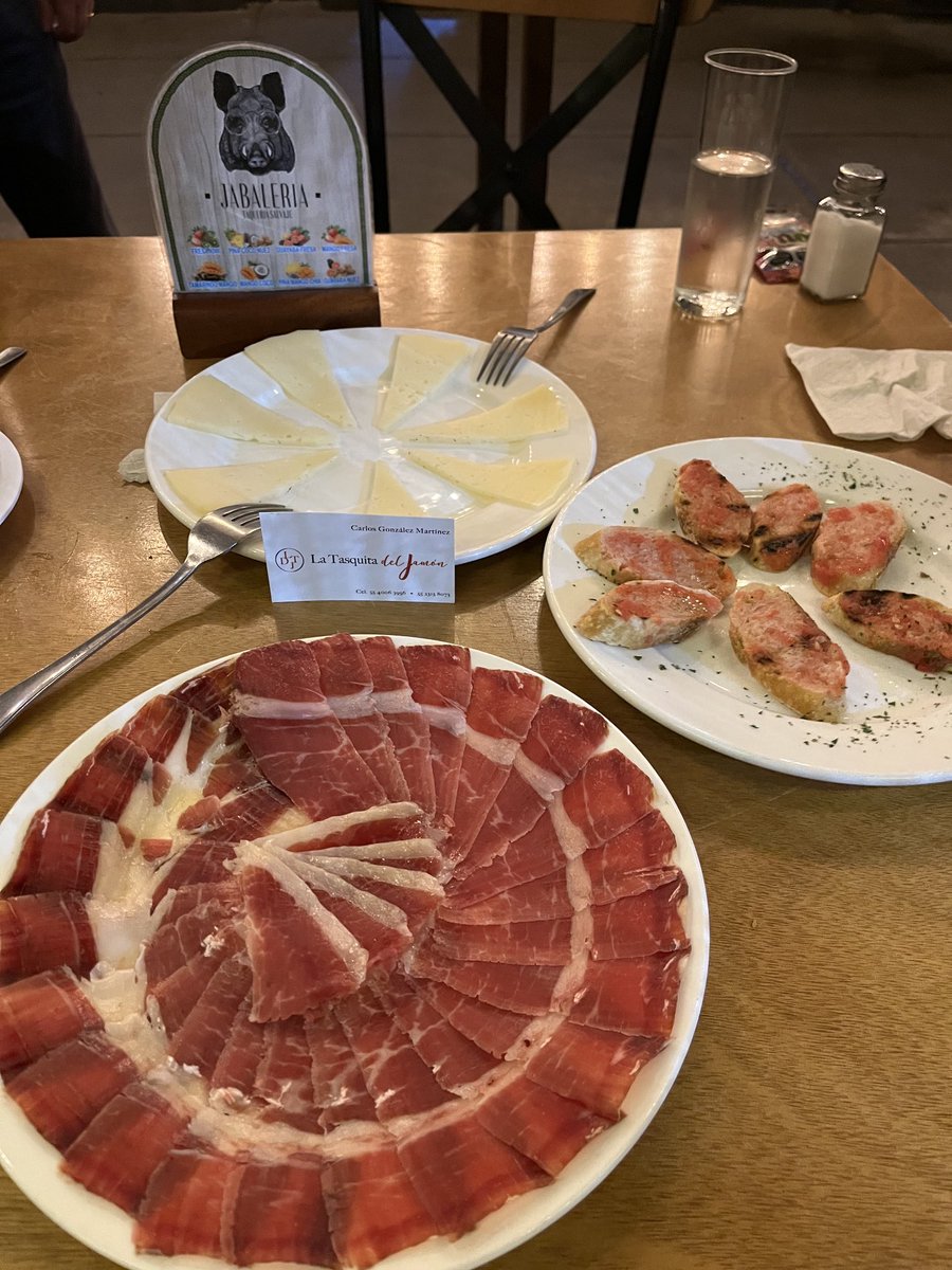 Cenando como mago con una jabuguiza en Jabalería de La Condesa, con jamón ibérico, queso manchego de oveja, y pantomate de La Tasquita del Jamón, que está al lado. 
Megadelicia.