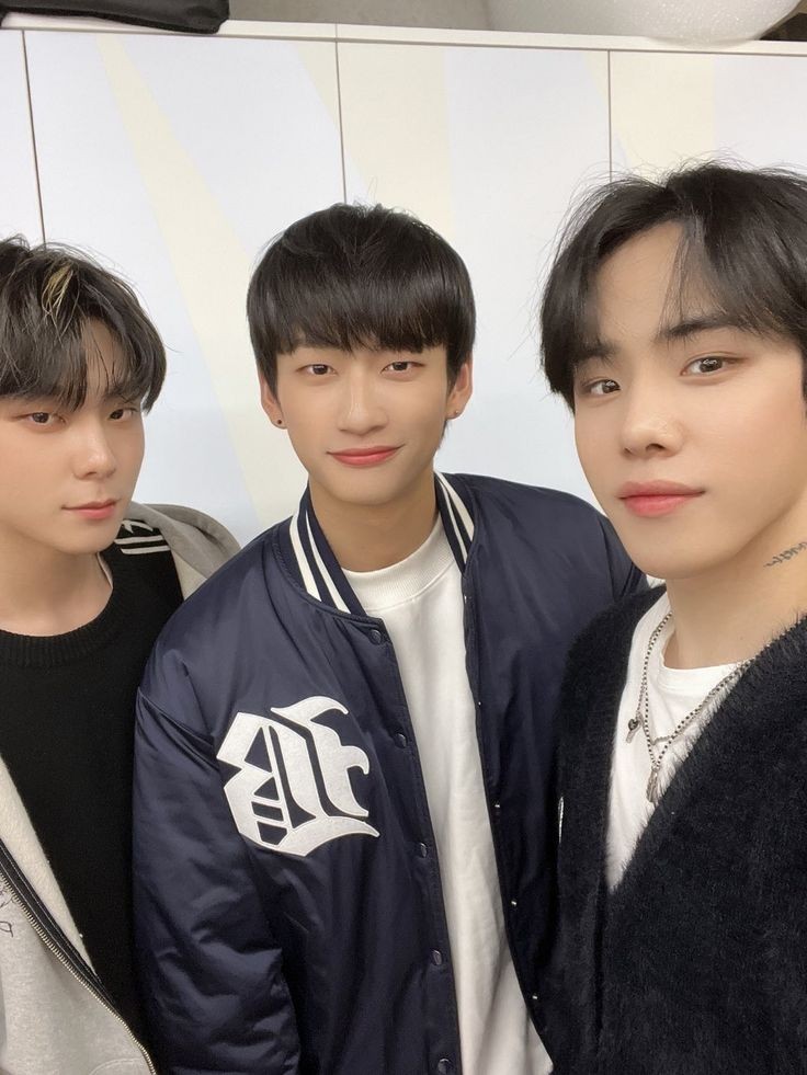 _hiimjoyful's tweet photo. well, maybe it's late but i wanted to join too !!! heey, im fer, im 20 y/o and i'd love to have more forx moots. I've been a forx for a really long time i guess ??? and my bias line are jehyun, xen and taedong. but i really love them all in general 💕
#FOR_X #OmegaXIsBack https://t.co/rf6K0VMgBA