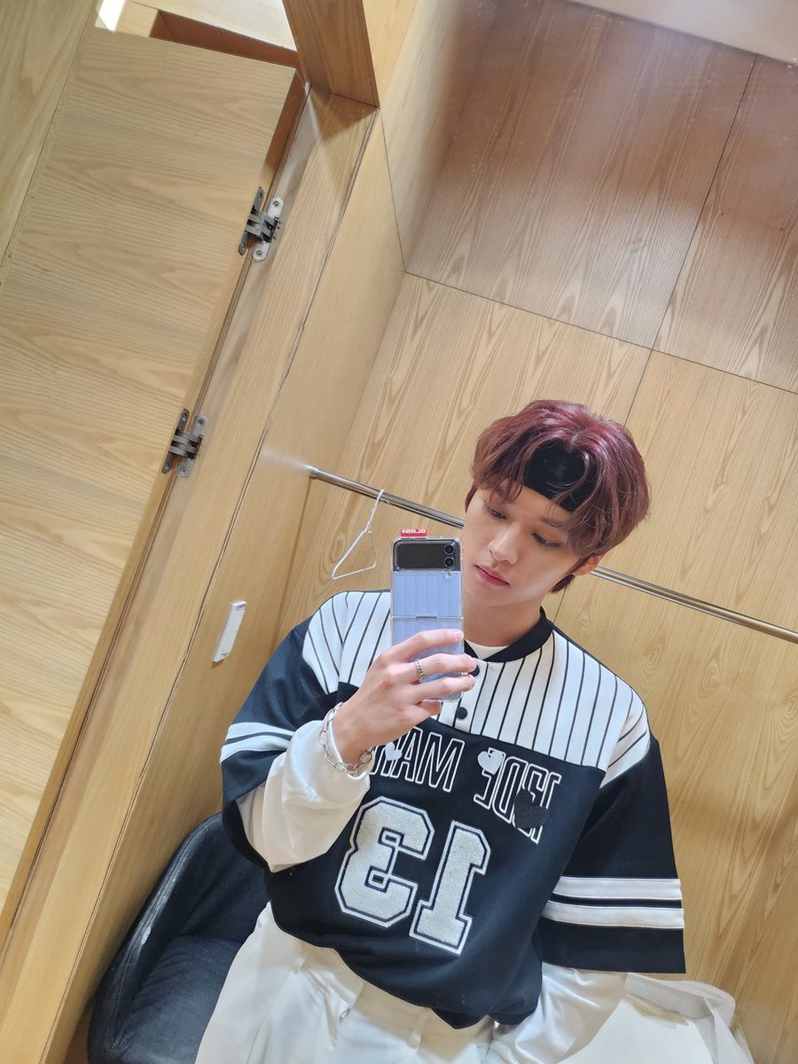 0325journals's tweet photo. 🐰🫧 23.05.28 • 12:46pm

Galaxy mirror selfie https://t.co/sjzjb0huFs
