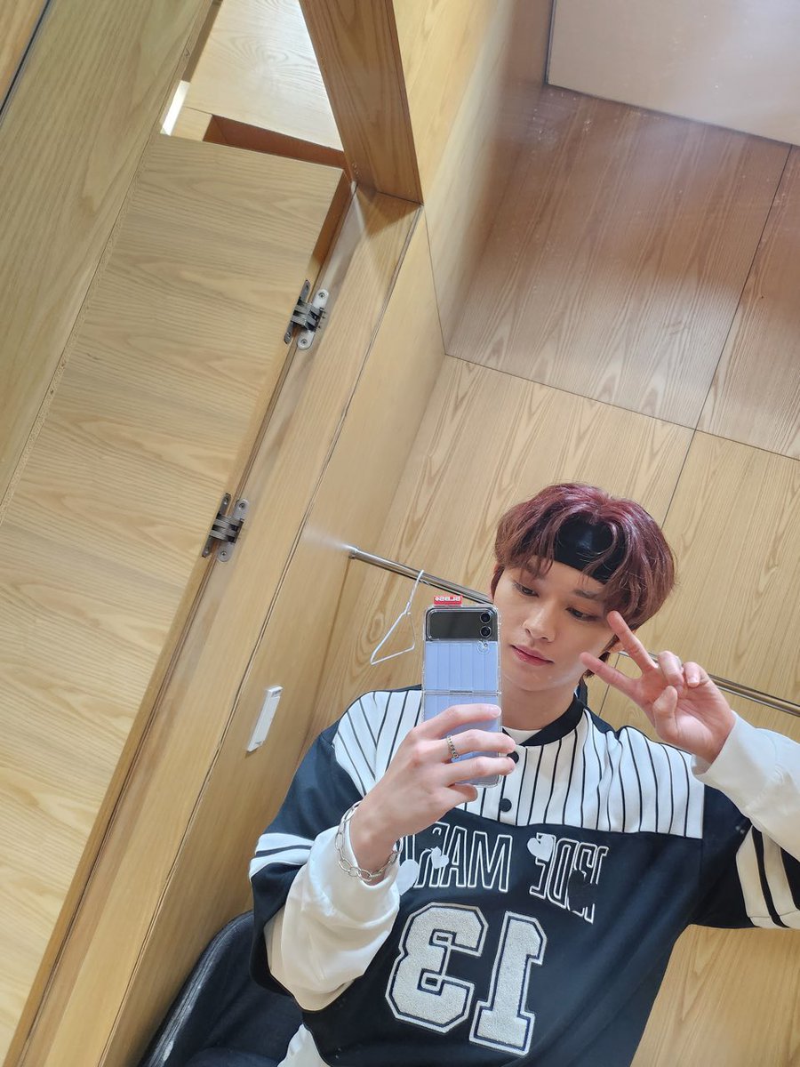 0325journals's tweet photo. 🐰🫧 23.05.28 • 12:46pm

Galaxy mirror selfie https://t.co/sjzjb0huFs