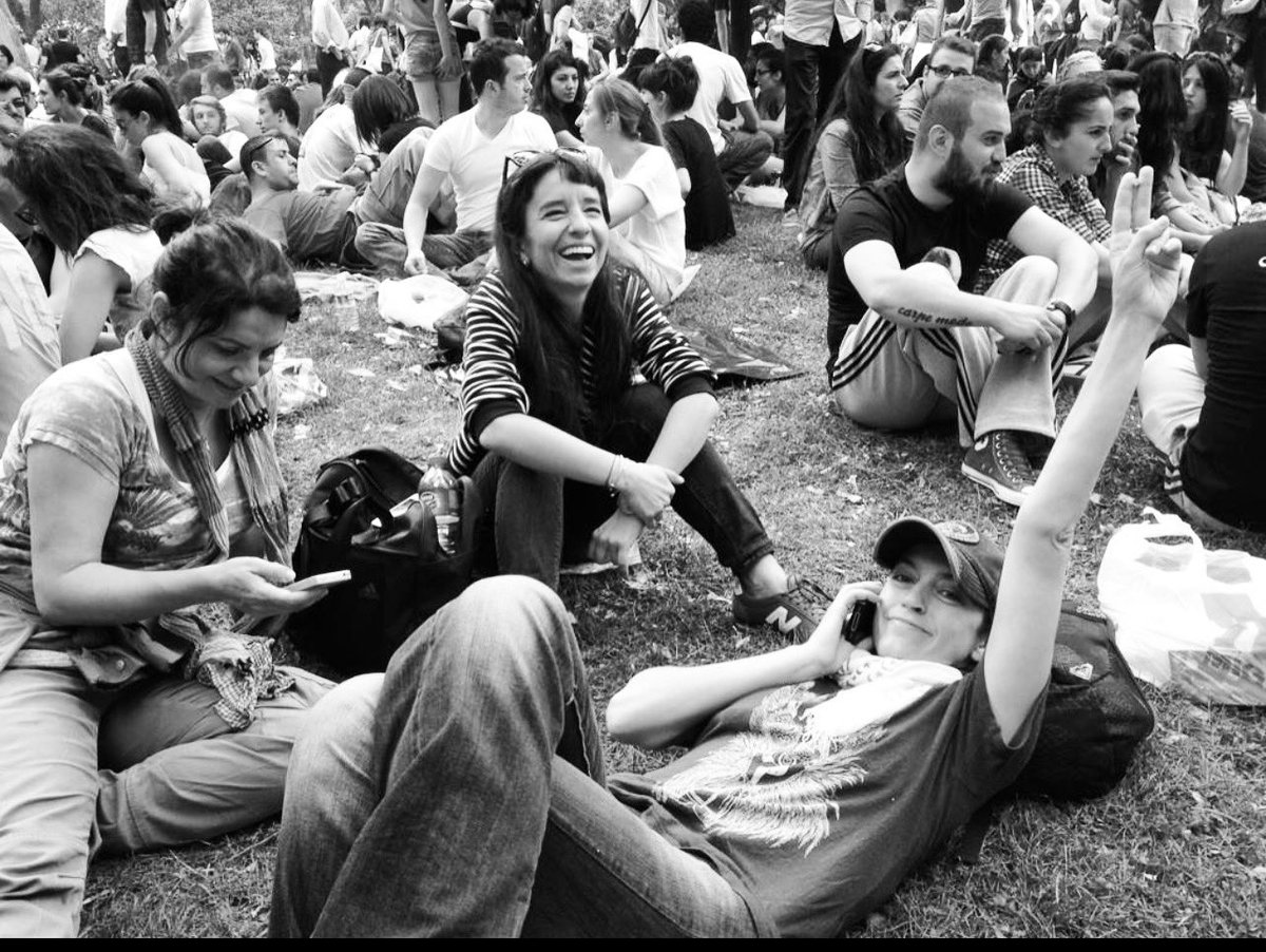 Ne gün batışı ölümlerin üzüncüne 
ne tan atışı doğumların sevincine 

Yeryüzü aşkın yüzü oluncaya dek! 
#Gezi10Yaşında ✌🏻🎈🫶🏻 
#OyVer