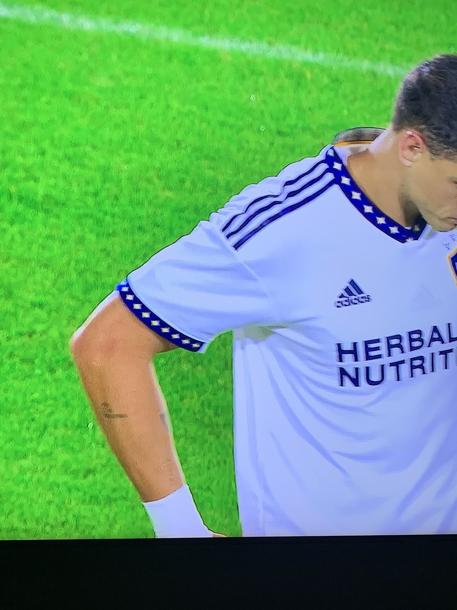 fromctoz's tweet image. Why does Chicharito have an Amazon return code on his arm?