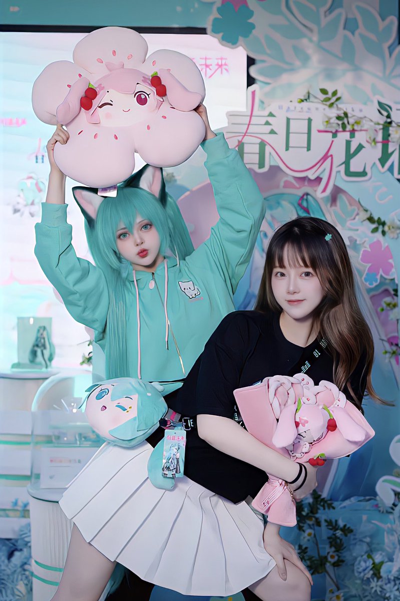 have fun🫱
miku with her cute friend🫱
#Miku #cosplay