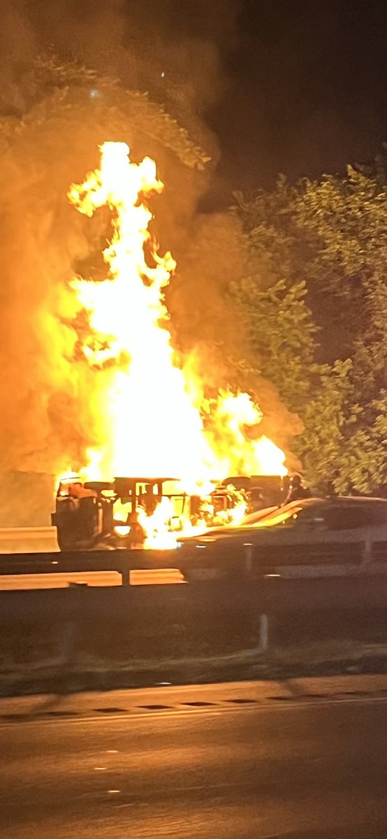 OfficerBrian728's tweet photo. Taco Truck on fire. Capital Beltway Inner Loop prior to Forestville Rd. @WTOPtraffic @STATter911 @mvfd27 @PGVolFRA @PGFDNews @fvfd_23 https://t.co/iUCF1DSLLL