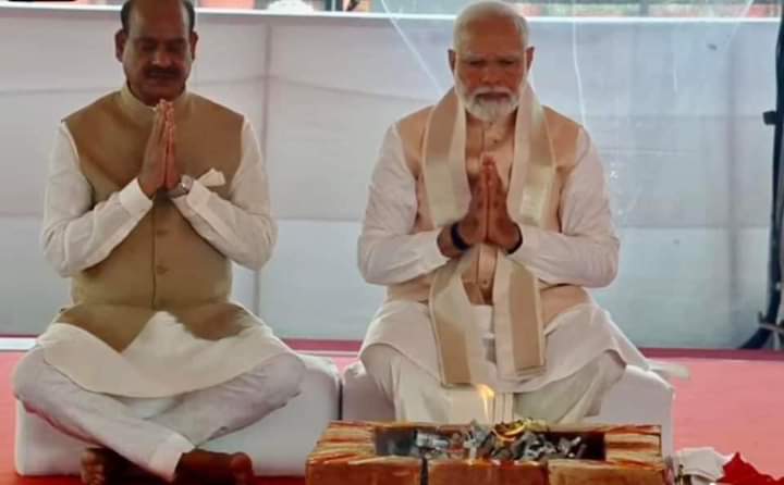 jadavgopal123's tweet photo. ભારતની નવી સંસદનું ઉદ્ઘાટન અને રાષ્ટ્રને સમર્પિત, સર્વ ધર્મો ની પ્રાર્થના સાથે માનનીય વડાપ્રધાન શ્રી #NarendraModiji દ્વારા સ્થાપન અને એક અદ્ભુત અને અલૌકિક ક્ષણ.
 આ મહાન કાર્ય માટે સમગ્ર દેશ #NarendraModiji નો આભારી રહેશે. https://t.co/S4GISX78Ff