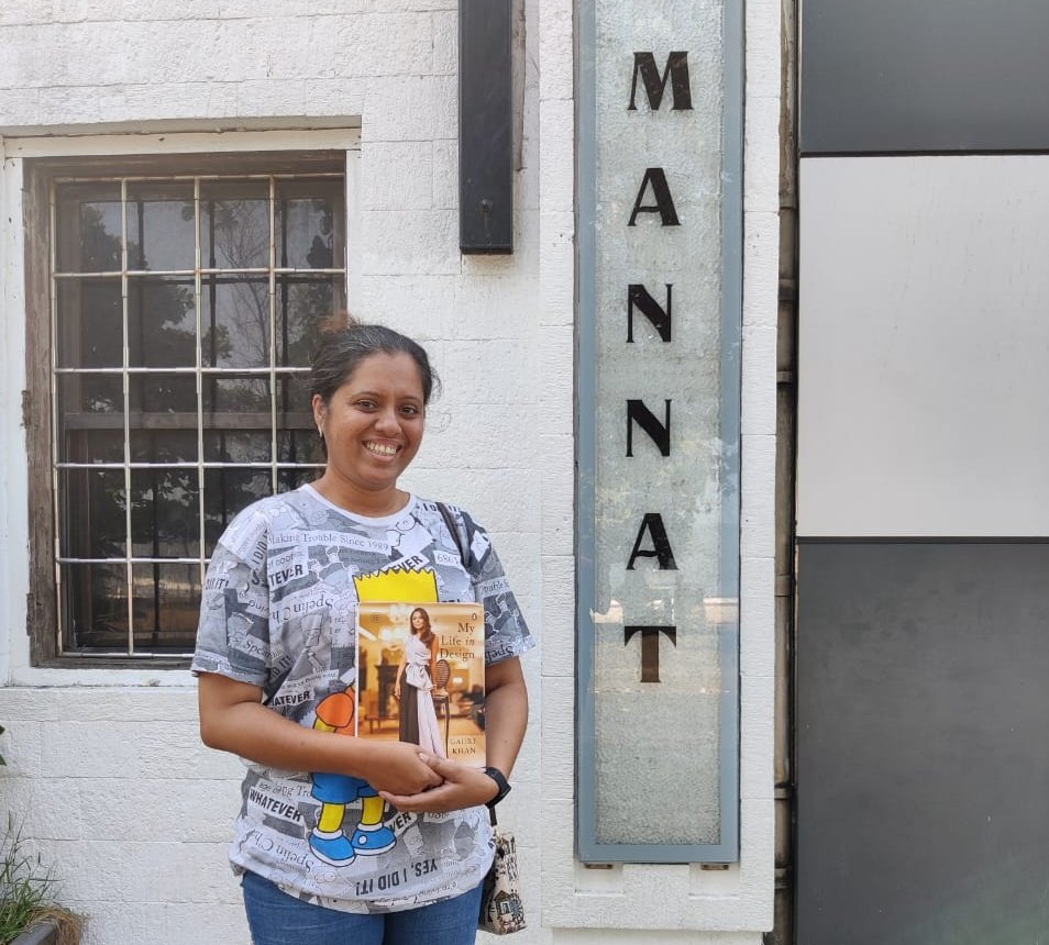 janicedsouza04's tweet photo. @iamsrk @gaurikhan
A photo opportunity at Mannat cannot be missed with #mylifeindesign
Hoped to get a glimpse though!!
P.c. @JohnDso43309894
Thank you hubby dearest https://t.co/biUFSbCW03