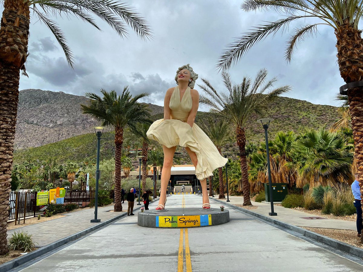 Larger than life. A 26-foot sculpture of @MarilynMonroe by artist Seward Johnson stands tall by the @PSArtMuseum. The @PS4everMarilyn 👄 is made of stainless steel & aluminum.

🖼️: palmspringsforevermarilyn.com

📷: instagram.com/pennanbrae

#PalmSprings #PS4everMarilyn
#MarilynMonroe