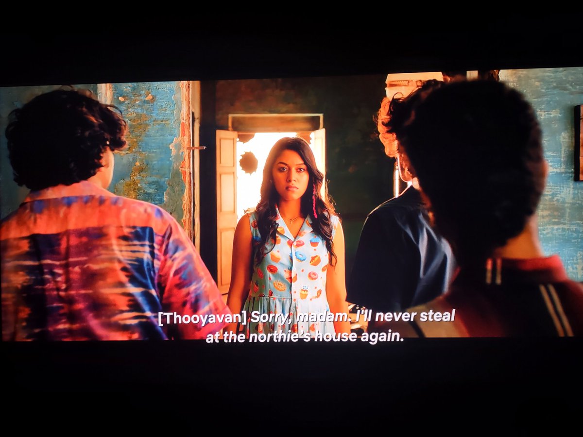 DharmaBaking's tweet photo. #ModernLoveChennai
#NinaivoOruParavai
Thread
Sam's place is right above Super Deluxe alien girl's house. How? The boys in Super Deluxe go to a saettu's (northie's) house to steal cash. So, the alien girl is pretending to be a "saettu ponnu" for the world. https://t.co/CmVitFQJU6