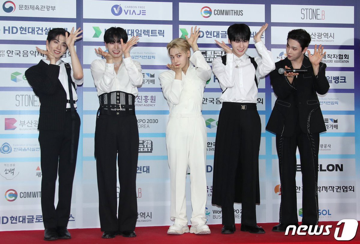 kpopnewspl's tweet photo. ONEUS na czerwonym dywanie na 29 Dream Concert https://t.co/uEkKRQ27EW