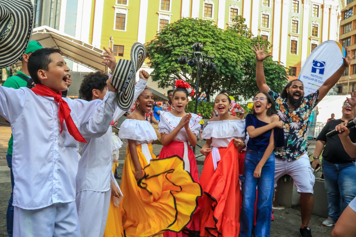 Caroja83's tweet photo. El @IPCCali celebrando los 10 años del emblemático Bulevar del Río con su estrategia de espacio público #IPCAlBulevar. Además, conmemoramos nuestra afrocolombianidad. Música, Danza, Teatro y Artes Plásticas frente a nuestra sede el Edificio Coltabaco. #IPC75Años https://t.co/vU0VR6samt