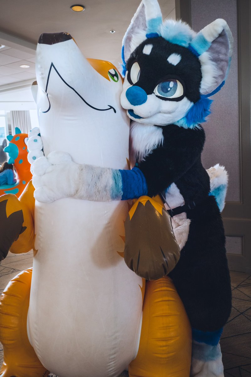 It’s #SqueakySaturday! Don’t forget to give your inflatable friends a hug today :3