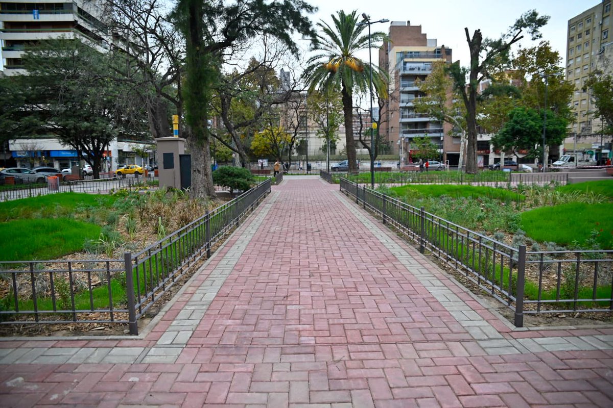MuniCba's tweet photo. 🌿🌳 Sumamos una variada y extensa parquización con 8.000 arbustivas, árboles y nuevos sectores de césped. También reconstruimos las veredas en todo el predio. https://t.co/1ExFrg5vI5