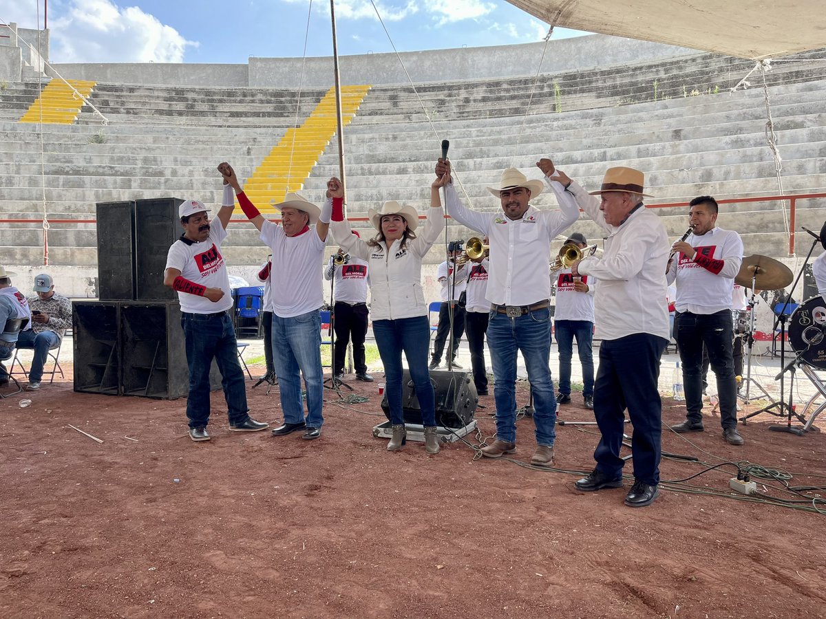 CristinaSanCol1's tweet photo. En #Otumba estamos dispuestos a #CumplirDe❤️ junto con @AlejandraDMV: una #Mujer como muchas #Mexiquenses de la cultura del esfuerzo y dedicación.

¡Hoy agradecimos a las y los otumbenses que caminaron con nosotros y conquistaron muchos corazones para el proyecto de #Ale! https://t.co/xblasbDC8f