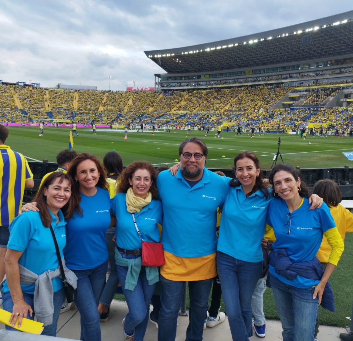 DelPinoSocial's tweet photo. .@UDLP_Oficial 🙌 Nuestra Grada Solidaria del @VoluntCABK termina la temporada de la mejor manera posible. #SomosDePrimera. Gracias a todos los voluntarios y entidades sociales que nos ha acompañado durante este año que difícilmente olvidaremos. 
#MesSocial
#CABKAcciónSocial https://t.co/6HyUwH27Mn