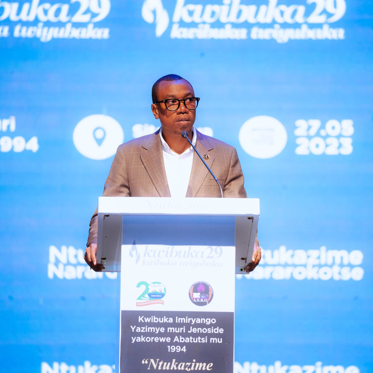 IBUKAHealing's tweet photo. Kwibuka Imiryango Yazimye ni igikorwa cy’ingenzi, giha icyubahiro abazize Jenoside yakorewe Abatutsi ariko kikanaha n’ubutumwa abateguye Jenoside bavugaga ko bagiye kurimbura ubwoko bw’Abatutsi uzavuka azabaze uko Umututsi yasaga.

Mujyambere Louis de Montfort
V.Perezida wa IBUKA https://t.co/hbj0ND6d0y