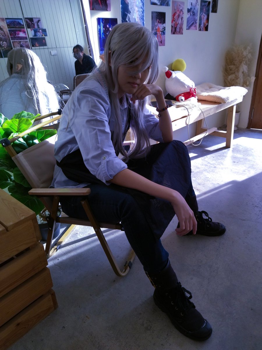 _mzff14's tweet photo. Long time no see! I have been busy with my work for a while. Haven't logged in to the game for, like, a year?

I'm thinking of getting back soon but gotta relearn the mechanics and etc 😂

Also, this!
I was a staff at FF fan cafe yesterday! Thanks @KARMAZTHESAFE for the wig 🫣 https://t.co/HIDEfbpdsL