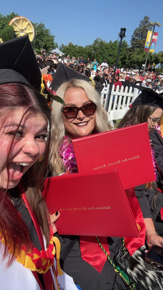 kikileexoxo's tweet image. i guess it’s too late to drop out???? #classof2023 #stangrad #stanstate #bachelorsofscience #twodegreeshotter