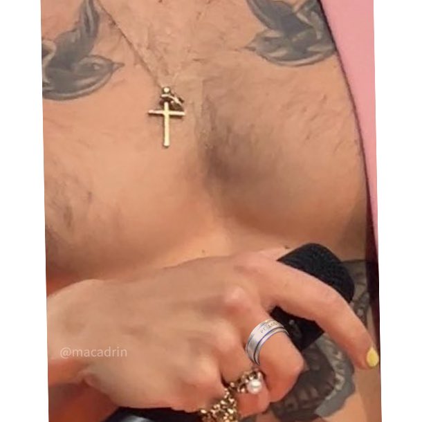 MacaLarrie's tweet photo. Ok, itโs fixed, thatโs how I would always like it to look ๐๐ #PeaceRing #HarryStylesLoveOnTour2023 https://t.co/MhCrZy4k3A