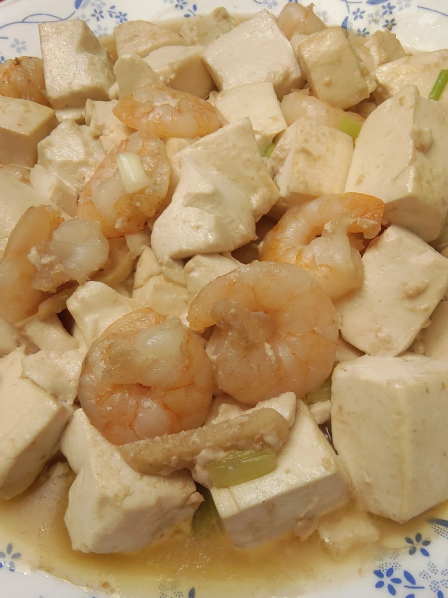 LinLin071601's tweet image. #dinner  best friend came to my house to show her identity as a chef, and this table is full of my best friend's works.