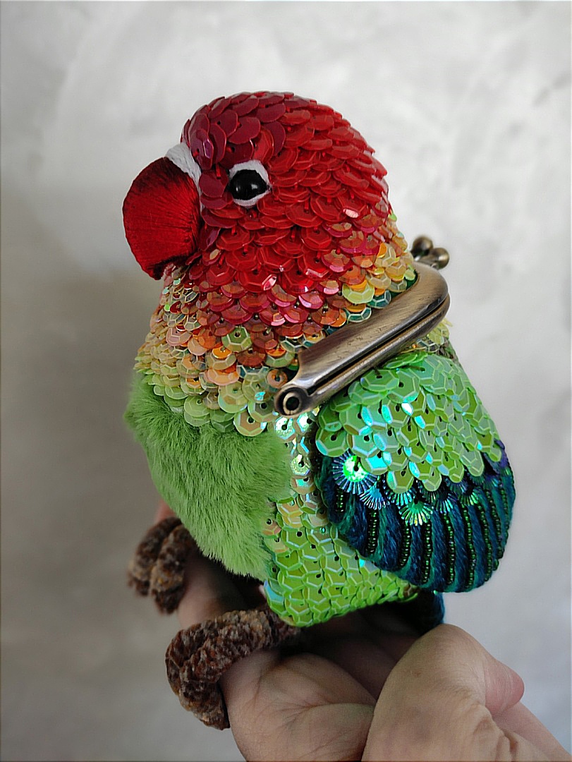 Purse parrot.
Hand embroidery and hand sewing.

#刺繍 #embroidery #broderie #bordado #bordar #sticken #ricamo #broderi #เย็บปักถักร้อย #자수 #embroideryart #Embroideryartist #刺绣 #bordadoamano #さくら