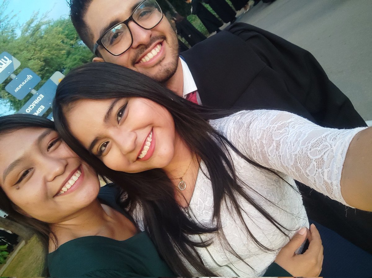 Tini_meche's tweet photo. Hoy se titula un gran amigo y la felicidad que siento espero sentirla cuando me toque titularme 📈 https://t.co/wy0RjAmuxu