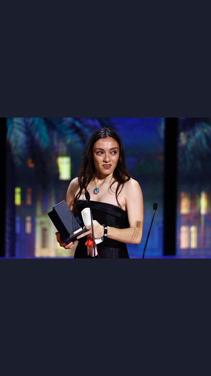 Merve Dizdar: Bu ödülü tüm kız kardeşlerime ve Türkiye’de hak ettiği güzel günleri yaşamayı bekleyen tüm mücadeleci ruhlara armağan ediyorum