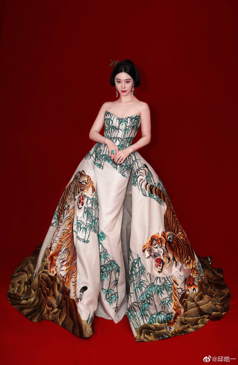 Aphrodhitye's tweet photo. Indonesian and Chinese actresses taking the crown👸🏻 https://t.co/rhGZ61DZie