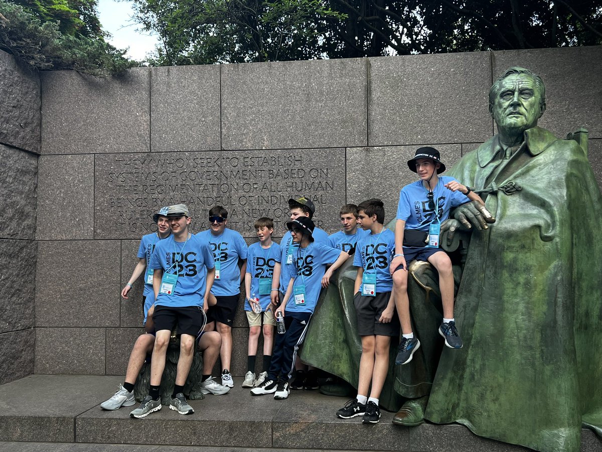HolmesDCtrip's tweet photo. FDR Memorial Part 2 #BusLightyear https://t.co/oMi0GXcR8j