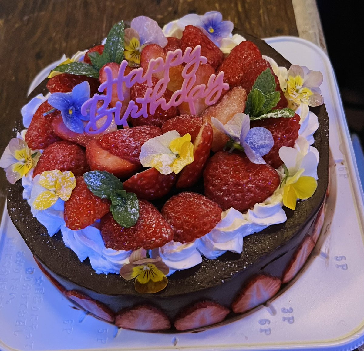nacomitanaka's tweet image. そして、ソプライズで登場した2台のケーキ！#birthdaycake #fancycake #decoratedcake