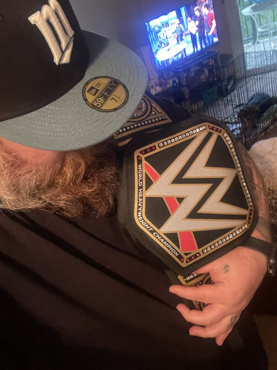 BRKCP_'s tweet image. Acknowledge me! ☝️! Best @iglooproducts cooler out! Holds 4 12oz beers or 3 16oz like I have here! @Shakabrodie u need u one of these full of mickeys! Also hat I’m wearing is from the good homie @creamm1987 , holding up our @HatClub nba bet! #HatTwitter #Beer #BeerTwitter #igloo