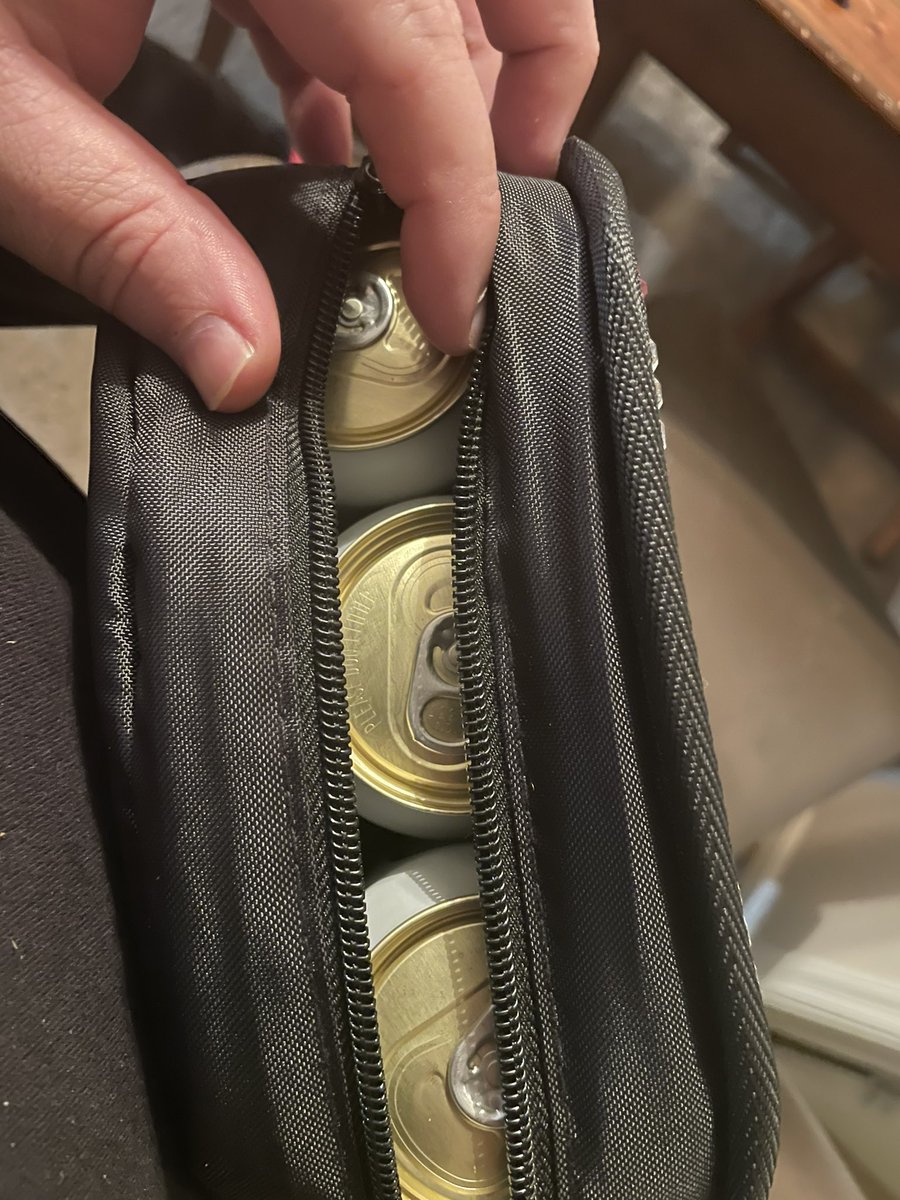 BRKCP_'s tweet image. Acknowledge me! ☝️! Best @iglooproducts cooler out! Holds 4 12oz beers or 3 16oz like I have here! @Shakabrodie u need u one of these full of mickeys! Also hat I’m wearing is from the good homie @creamm1987 , holding up our @HatClub nba bet! #HatTwitter #Beer #BeerTwitter #igloo