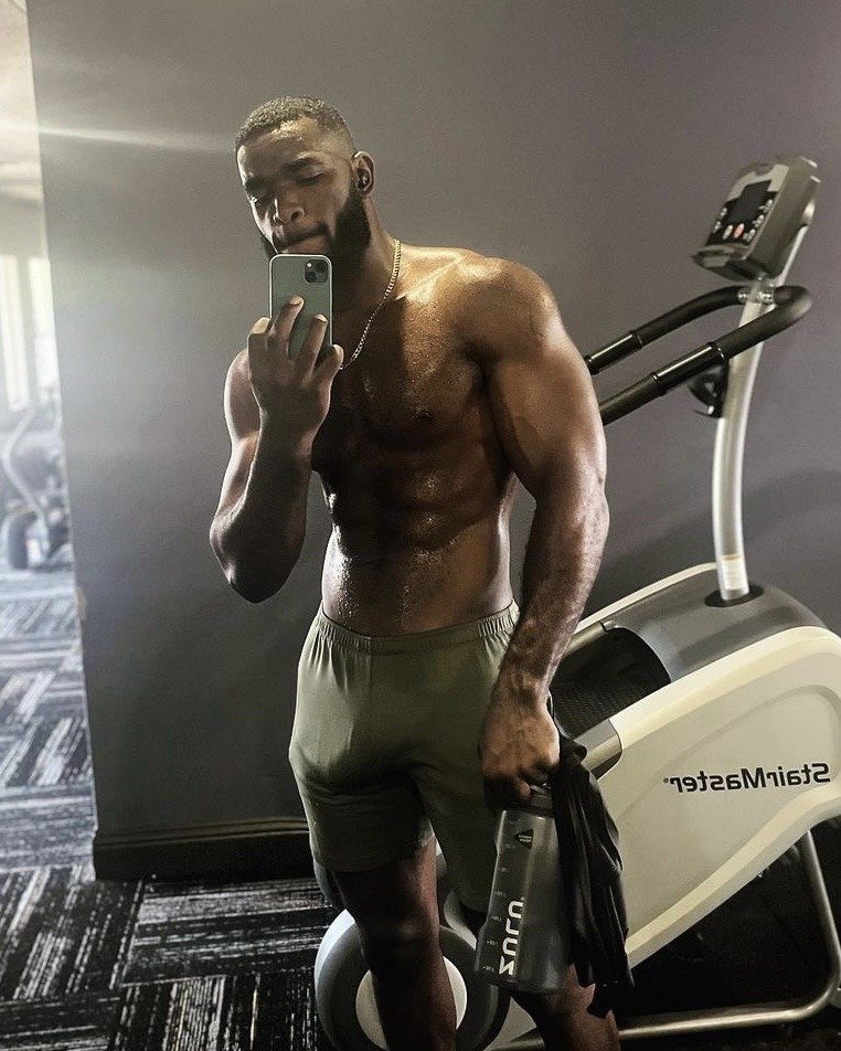 KingKomandr's tweet photo. Human gyms are entertaining - plenty asking for intercourse in the locker rooms after. https://t.co/SwHWgAF00g