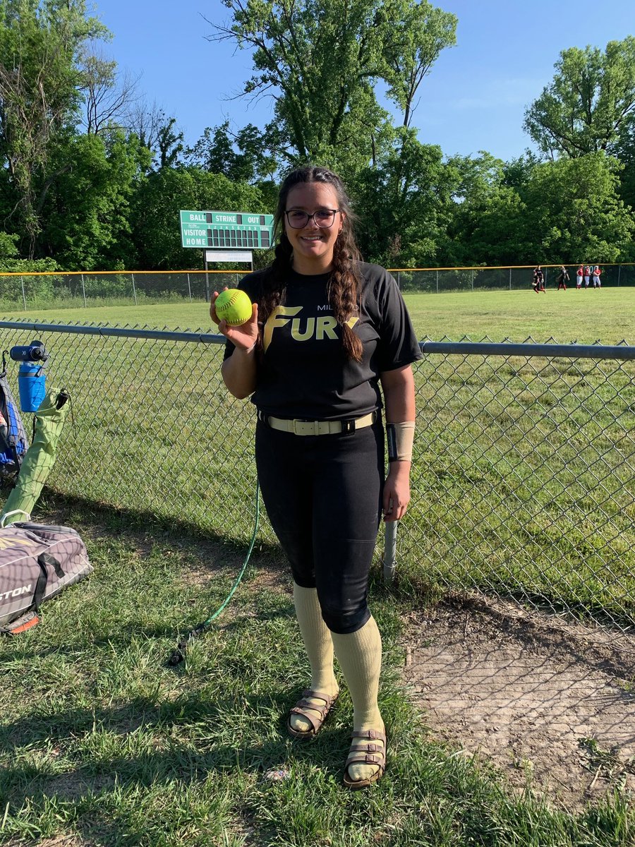 💣 squad alert 🚨 Had our first home runs of the summer today!! <a href="/Annabelle_Hensl/">Annabelle</a> led us with 2, and <a href="/MacySantoni/">Macy Santoni</a> , <a href="/emmaloftuss/">emma marie</a> &amp; Kaidy Dumas each had one! 

Fantastic job ladies, and a great start to the tournament.