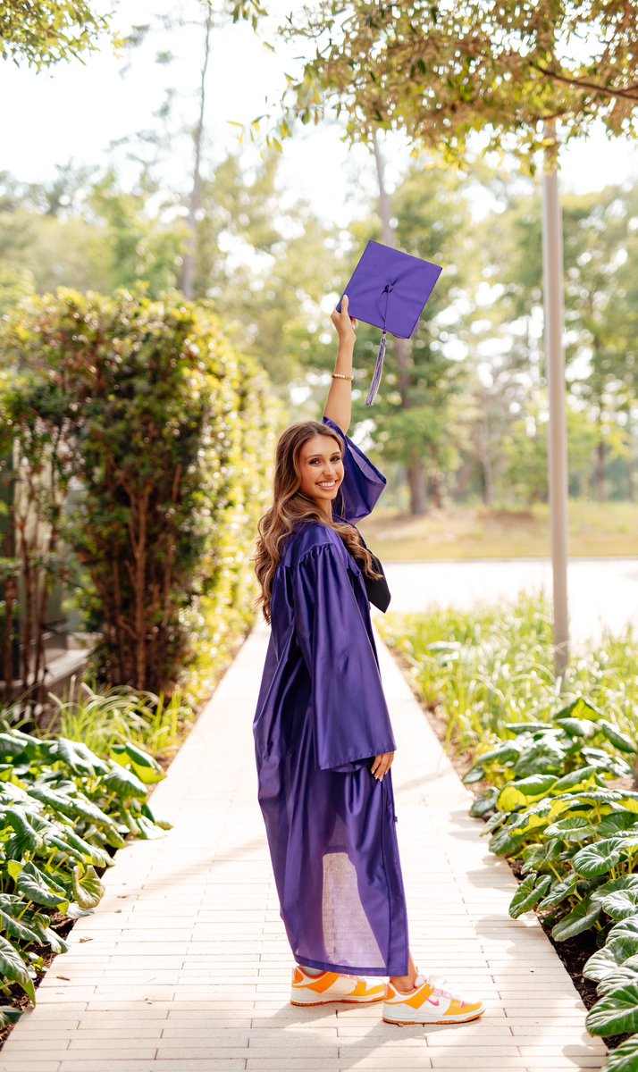 EmilyMirPRgal's tweet photo. T-45 min until this smarty walks the stage as #15 out of 910, summa cum Laude- congrats Mia Grace and #hookem #KleinCainCO2023 https://t.co/k8acsyrSVu