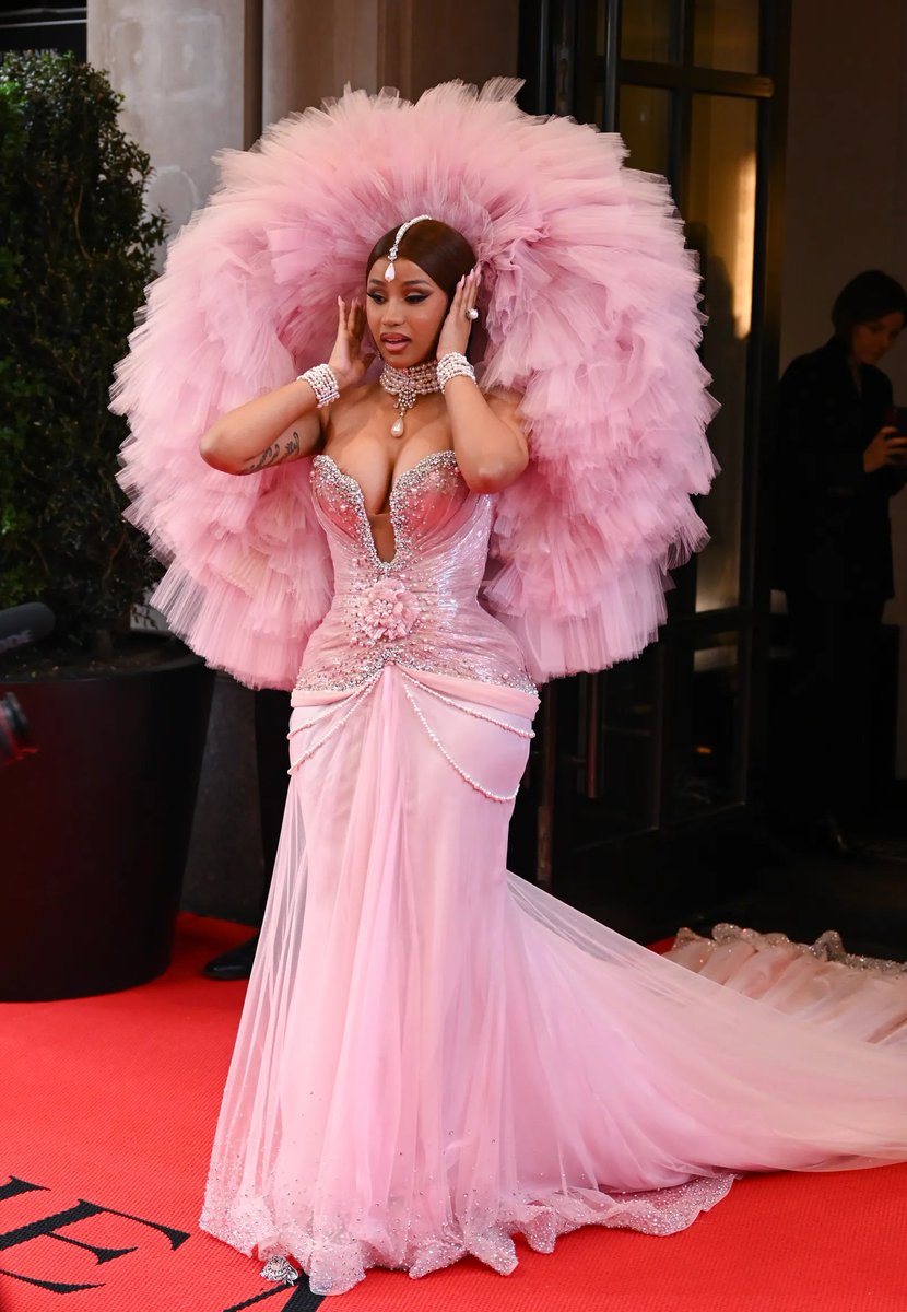 Horahbt's tweet image. meu look inspirado na cardi! pro #MetGalaHabblet2023  💗