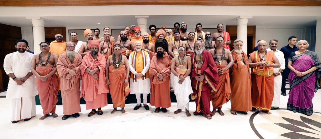 Maatrushree's tweet photo. While we often get to see Sadhus and Mahants on national news, rarely do we get to see heads of Tamizh mutts. Shiva kripa! This event has brought the names of the #Adheenams, kolaarupadigam, #sengol history and much more back into Bharatiya consciousness. நமச்சிவாய வாழ்க https://t.co/VVuWyoEZ14