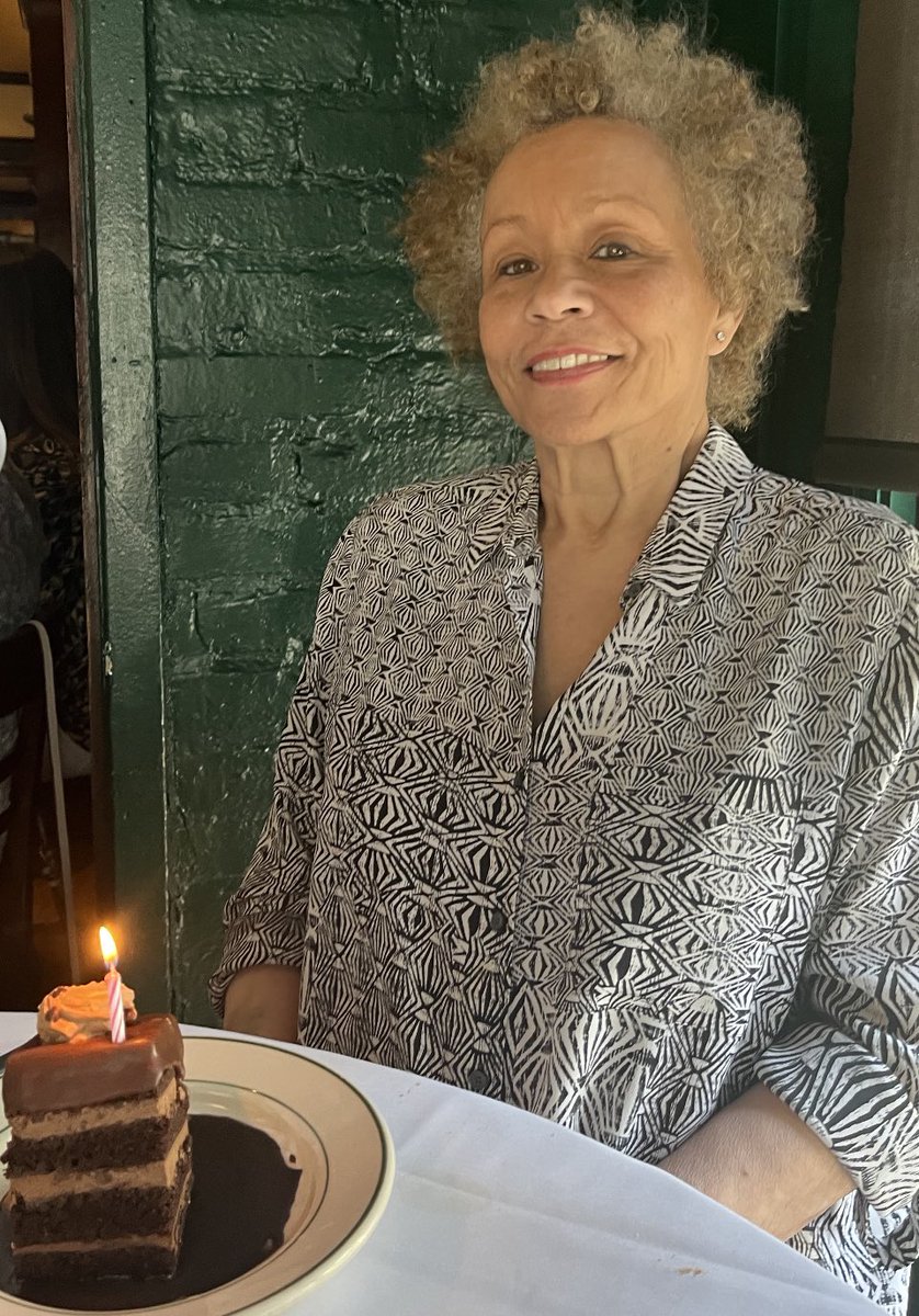 WandaSilvaTV's tweet photo. Happy Birthday @SueSimmons, a trailblazer and the first African American woman to co-anchor a nightly New York news broadcast. #NewYork 
@WNBC https://t.co/VaBpP3qHIP