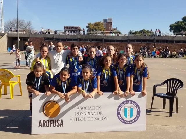 CARCdeportes's tweet photo. #FutsalFem🇺🇦⚽️ ¡Campeonas de los juegos CReAR!

🥇La categoria menor de futsal femenino se consagró campeona invicta, ganando el clásico en el medio.

👏🏻¡Felicitaciones chicas!

#VamosCanallas💪🏻🇺🇦 https://t.co/Wmw87W0imu