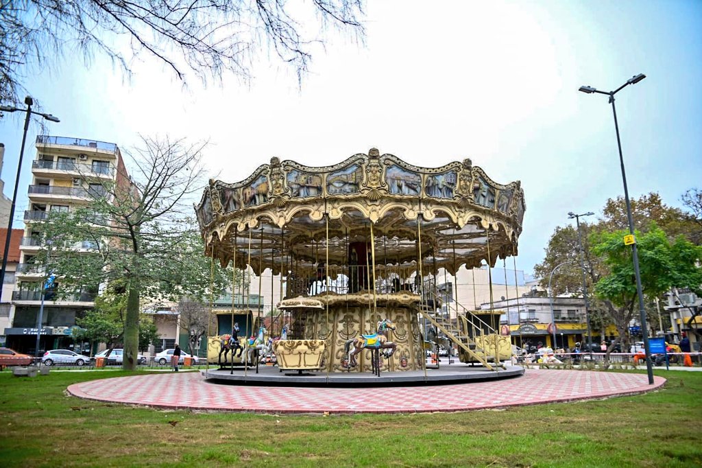 MartinLlaryora's tweet photo. Se restauró su fuente histórica y se puso iluminación ornamental. Próximamente, también comenzará a girar su carrusel veneciano de dos pisos, luego de superadas las pruebas lumínicas y mecánicas de seguridad. ¡Algo que los más chicos van a disfrutar mucho! https://t.co/qb7mbg7TNq