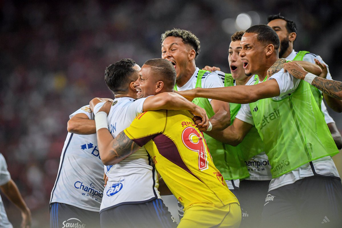 Ronaldo's tweet photo. Bom jogo, com muita entrega do time. Poderíamos ter saído com a vitória, entramos com esse objetivo em campo e vamos lutar por cada ponto até o fim do campeonato. A Nação Azul fez uma grande festa no Maracanã, cantando alto e apoiando até o último apito! Seguimos #FechadoComOCruzeiro