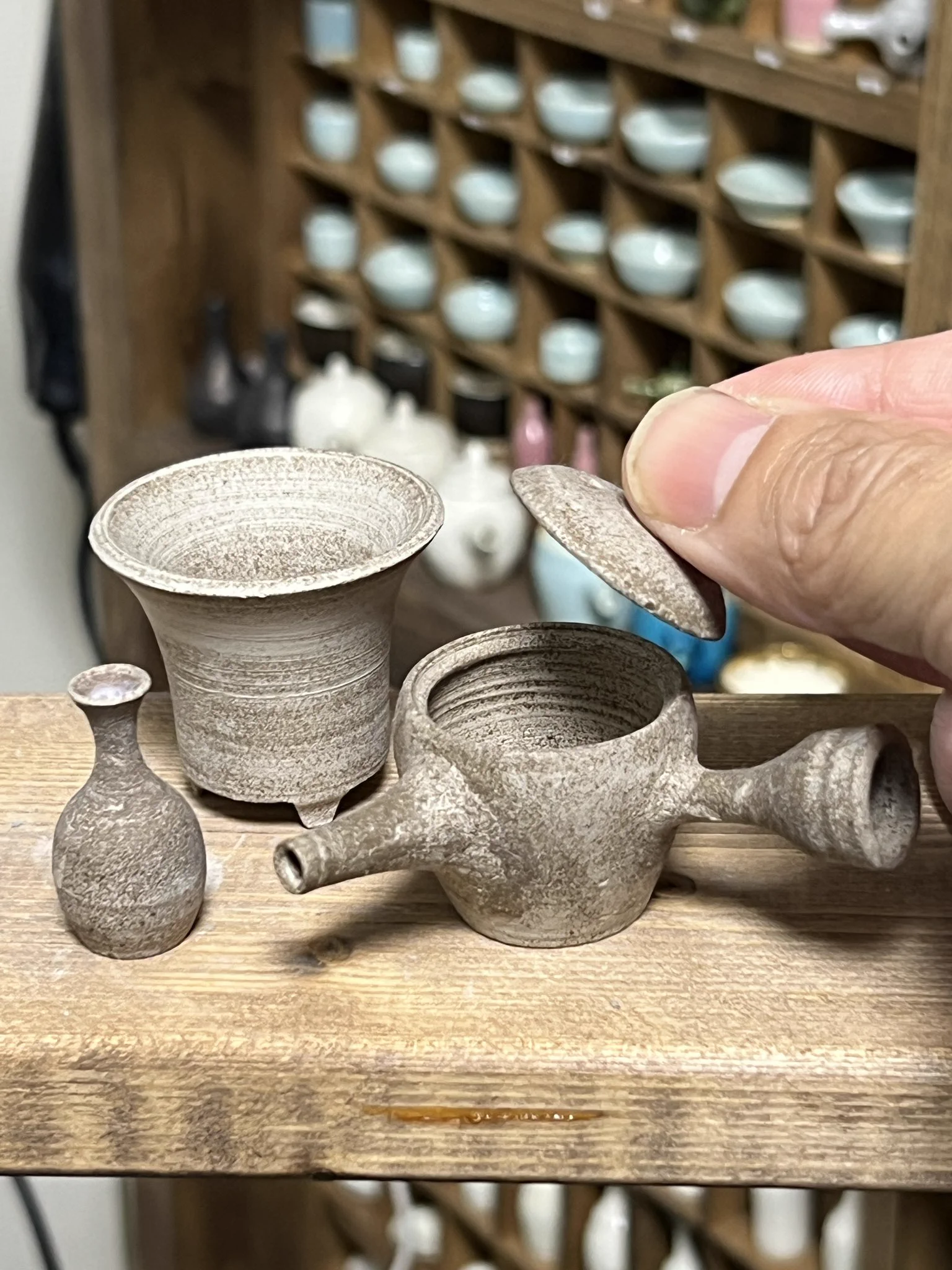 100均で買った「オーブンねんど」。ミニチュア陶芸家が使うと、想像を超えた仕上がりだった！